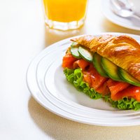 Brokastu kruasāns ar kūpinātu lasi un avokado