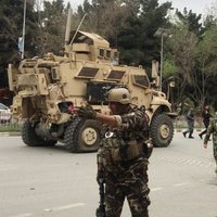 Foto: Pašnāvnieka uzbrukumā NATO konvojam Kabulā astoņi nogalinātie