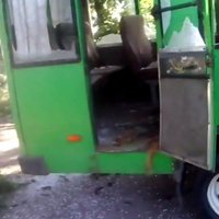 Kramatorskā krustugunīs iekļuvis satiksmes autobuss; četri bojāgājušie