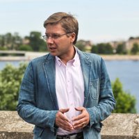 Ушаков обжаловал штраф за русский язык: на Facebook закон Латвии не распространяется