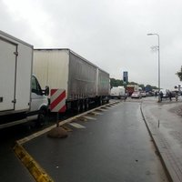 ФОТО: Набережную заблокировали грузовики; перевозчики - против платных дорог