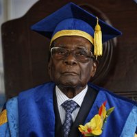 Krīze Zimbabvē: Mugabe savus nākotnes plānus pārrunās ar armijas ģenerāli