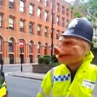 Video: Anglijā arestē viltus policistu cūkas maskā