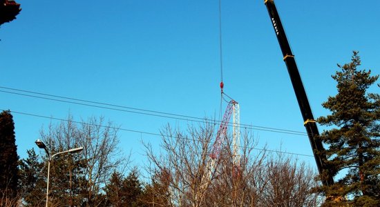 Demontē bīstamo Stopiņu radiostacijas torni