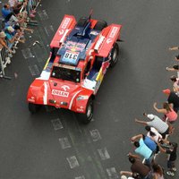 Dakaras rallija otrajā ātrumposmā nodeg leģendārā poļu tramplīnlēcēja Mališa mašīna