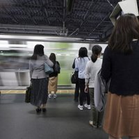 Japānā automātiskās vadības vilciens ietriecies barjerā; 14 ievainotie