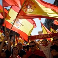 В Барселоне десятки тысяч человек митингуют против отделения Каталонии