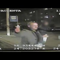 Video: Policija meklē vīrieti, kurš uzbrucis 'ātrās palīdzības' darbiniekam