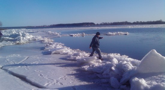 Ūdens līmenis upēs krīt, ledus vietām jau 30 centimetrus biezs
