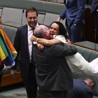 Video: Pēc viendzimumu laulību atzīšanas Austrālijas parlamentārieši vienojas dziesmā
