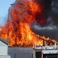 ФОТО: В Смилтенском крае сгорело деревообрабатывающее предприятие