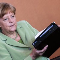 Vācijas opozīcijas politiķi pieprasa Merkelei rīcības plānu, reaģējot uz bēgļu aizskaršanu