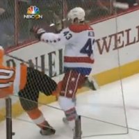Video: Ļoti rupjš un bīstams spēka paņēmiens NHL spēlē