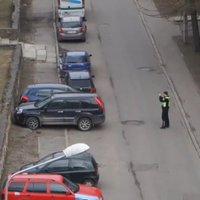 ВИДЕО: Полиция фотографирует машины в Плявниеках. Для кого? (+ комментарий)