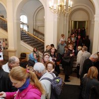 Vēlēšanu iecirknī Rīgas Valsts 1.ģimnāzijā izveidojusies vairāk nekā 100 balsotāju rinda
