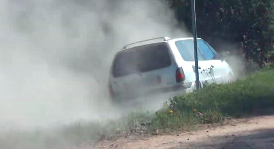 ВИДЕО: В Латгалии пьяный водитель с 2,46 промилле убегал от полиции и вылетел с дороги