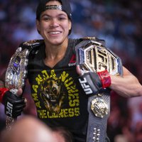 ФОТО: Бразильская звезда UFC сделала бикини из чемпионских поясов