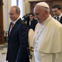 Президент России опоздал на встречу с Папой Римским на час