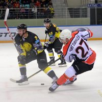 Шевченко остается результативнейшим защитником ВХЛ