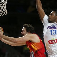 Francijas basketbolisti šokē Pasaules kausa mājinieci Spāniju un iekļūst pusfinālā