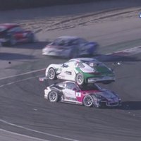 Video: 'Porsche Carrera Cup' sacensībās 'noparkojas' konkurentam uz jumta