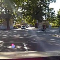 Aculiecinieka video: Pārgalvīgs velosipēdists krustojumā pārbiedē auto vadītāju