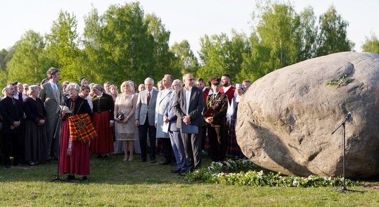 Foto: Likteņdārzā atklāts Latvijā lielākais Dziesmu svētku cildināšanas akmens