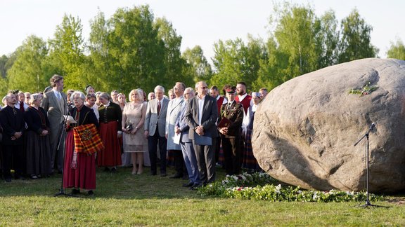 Dziesmu svētku cildināšanas akmens atklāšana Likteņdārzā - 6