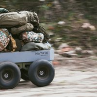 ФОТО: Инженеры тестируют произведенный в Латвии боевой беспилотный мини-вездеход