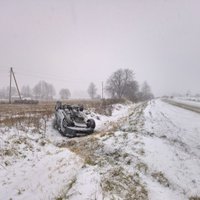 Uz Ventspils šosejas avarē automašīna