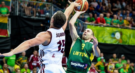 Latvijas basketbolisti Baltijas valstu derbijā līdzīgā cīņā piekāpjas Lietuvai