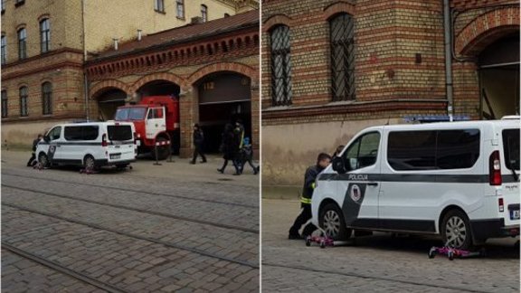 ФОТО: Пожарные убирают припаркованный у ворот депо полицейский микроавтобус