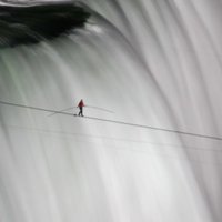 Fotoreportāža: ASV akrobāts pa virvi šķērso Niagāras ūdenskritumu