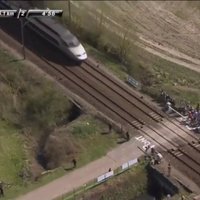 ВИДЕО: в погоне за Сарамотиным пелетон проскочил ж/д переезд перед скорым поездом
