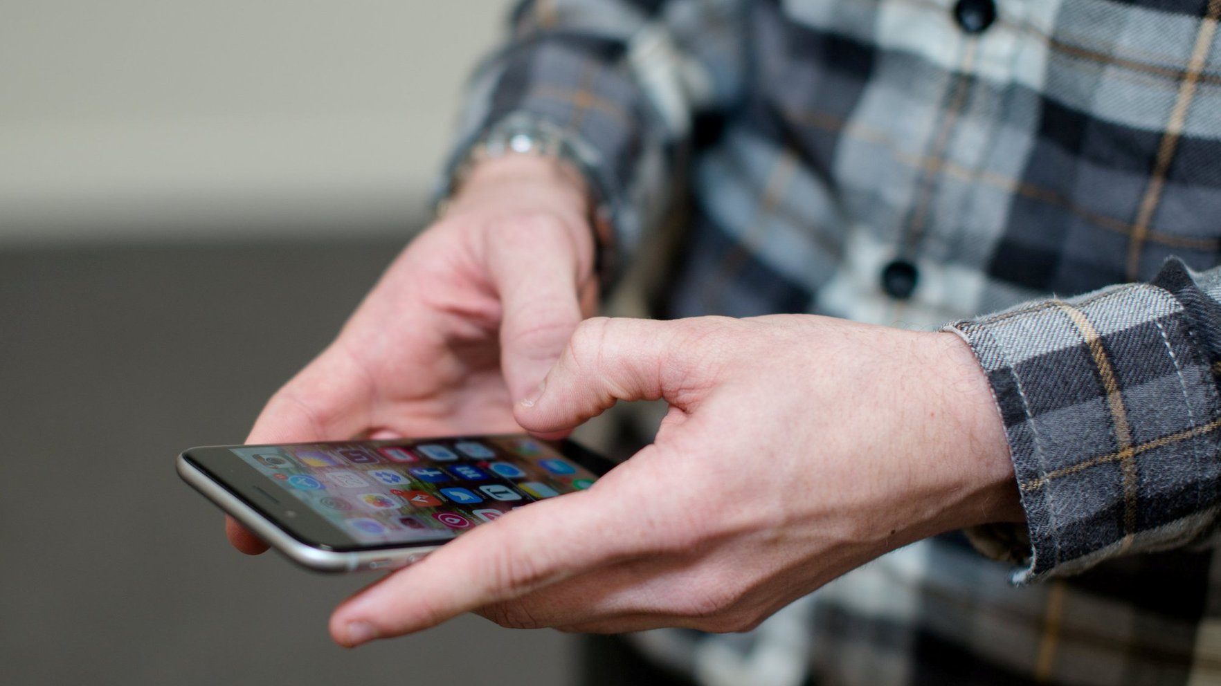 Seniorei izkrāpj 5000 eiro; policija aiztur 