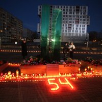 Foto un video: Zolitūdes traģēdijas piemiņas vietā deg sveces un gulst ziedi