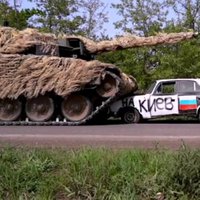 Video: Ukraiņi ar 'Leopard' tanku pārbrauc padomju 'moskviču'