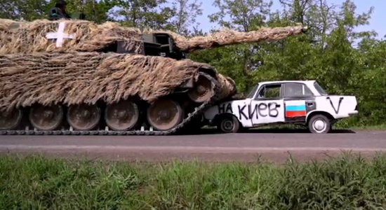 Video: Ukraiņi ar 'Leopard' tanku pārbrauc padomju 'moskviču'