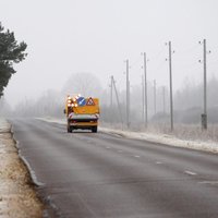 Apledojums uz ceļiem daudzviet apgrūtina braukšanu, brīdina par 'melno ledu'