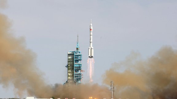 China s Shenzhou-10 rocket