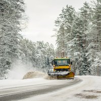 Sniegs un apledojums apgrūtina braukšanu lielākajā daļā Latvijas