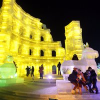 Ķīnā atklāts grandiozs sniega un ledus skulptūru festivāls, kurā piedalās arī latviešu mākslinieki