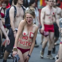 Foto: Kanādā ielās iziet kailu studentu bars