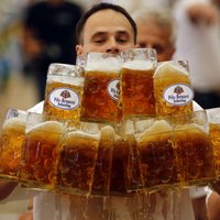 Немецкий официант побил мировой рекорд по перетаскиванию пива