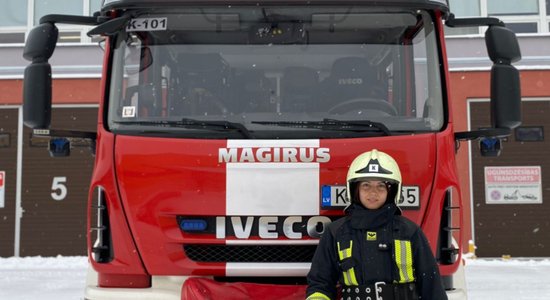 Sieviete, kura var gan auļojošu zirgu apstādināt, gan degošā mājā ieiet