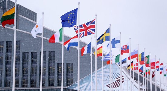 ФОТО: у Замка света торжественно подняты флаги ЕС и стран-участниц