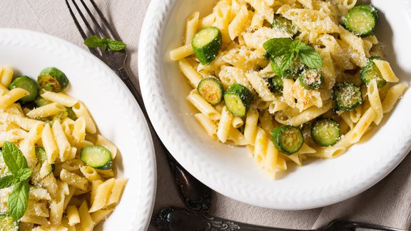 pasta makaroni cukīni siers parmezāns šķīvis dakša ēdiens pusdienas