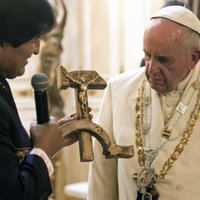 Foto: Pāvests apmulst Bolīvijas prezidenta savdabīgās dāvanas dēļ