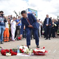 ES vēstnieki Minskā nolikuši ziedus protestētāja bojāejas vietā; valstī turpinās demonstrācijas