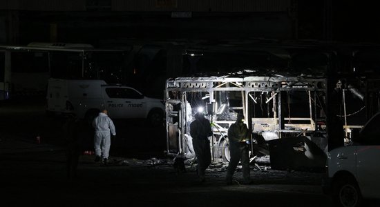 В Израиле взорвались три автобуса. Пострадавших нет; власти подозревают, что это была попытка теракта